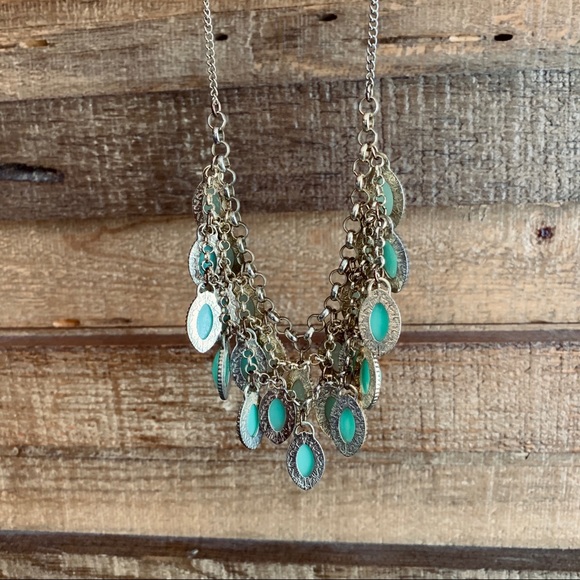Francesca’s Green Statement Teardrop Necklace - Picture 6 of 7
